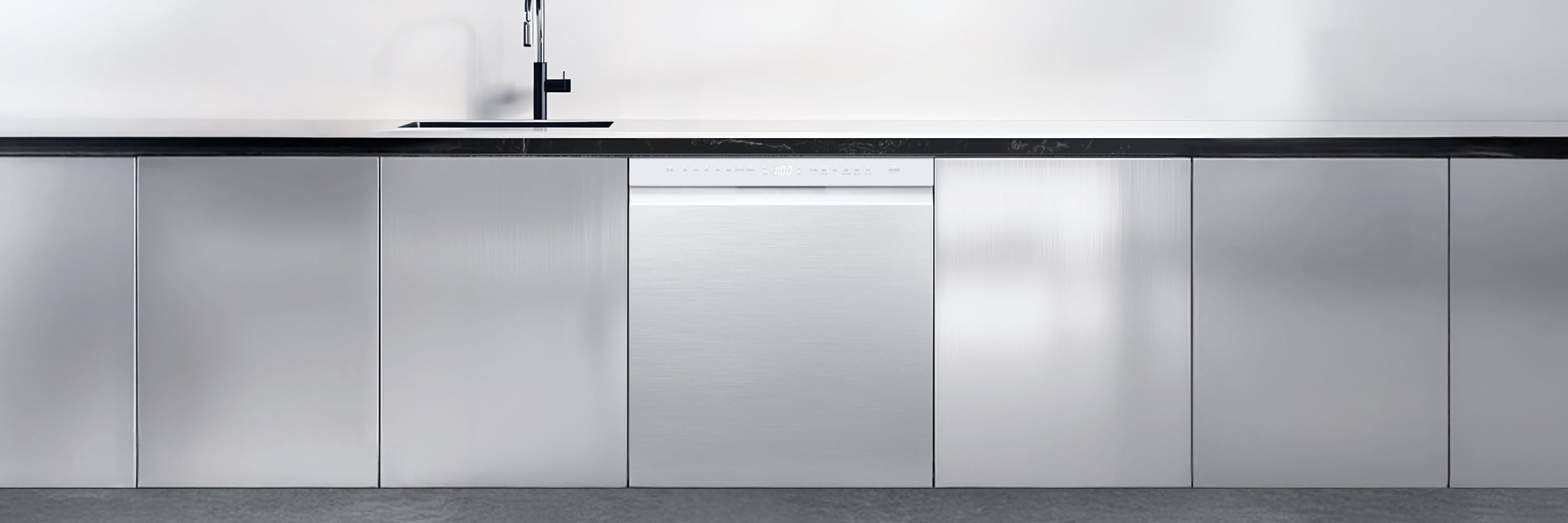 스테인리스 전면 패널을 가진 빌트인 식기세척기가 흰색 및 나무색 캐비닛으로 둘러싸인 주방에 설치되어 있습니다.