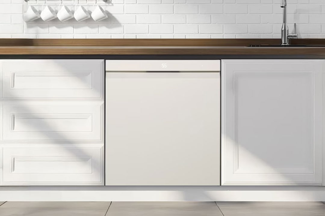 식기세척기 LG 디오스 AI 오브제컬렉션 식기세척기 (DUE6BGE.AKOR) 메인이미지 1, 화이트 컬러의 빌트인 식기세척기, 심플한 주방 인테리어와 조화롭게 배치됨.