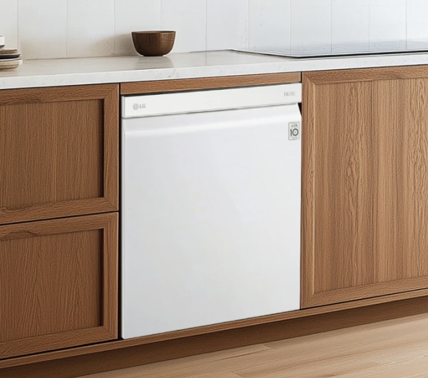 밝은 나무 프레임과 하얀 상판을 가진 현대적인 주방 배경으로, 화이트 색상 식기세척기가 나무 패널 캐비닛 사이에 설치되어 있습니다.