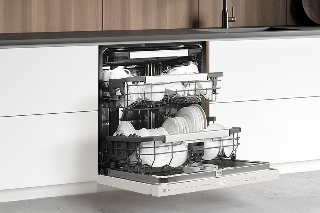 이미지에는 식기세척기가 열려 있으며, 내부에 다양한 식기들이 정리되어 있습니다. 최상단, 상단, 하단으로 나뉘어 식기 배치가 보여집니다. 하단에는 12인용 대비 수납개수 +16개 총 110개라는 텍스트가 있습니다. 다양한 식기의 수량이 나열되어 있으며, 밥그릇 14개, 국그릇 14개, 소접시 14개, 중접시 7개, 대접시 5개, 커피잔 7개, 잔받침 7개, 물컵 7개, 숟가락 14개, 젓가락 14개, 티스푼 7개로 구성되어 있습니다.