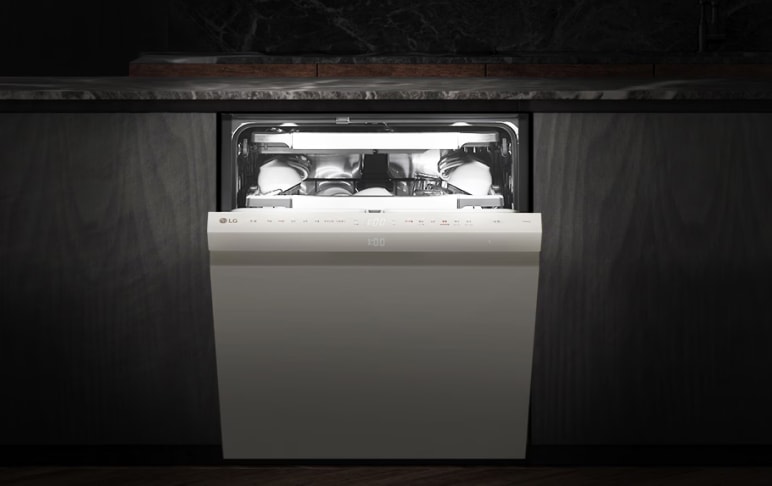 어두운 주방 공간에서 빛이 나는 개방된 식기세척기, 내부에 접시와 컵이 정리된 모습.