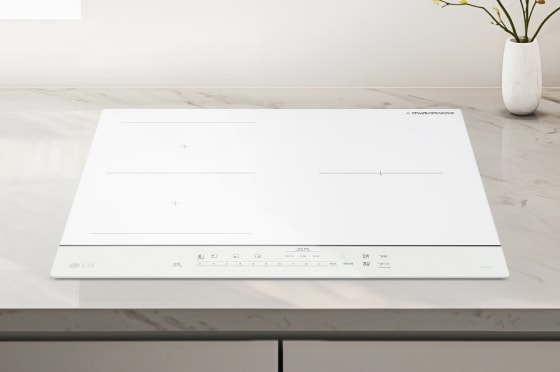 주방에 설치된 전기레인지가 보이며, 옆에는 두 개의 장식용 화병이 놓여 있습니다.