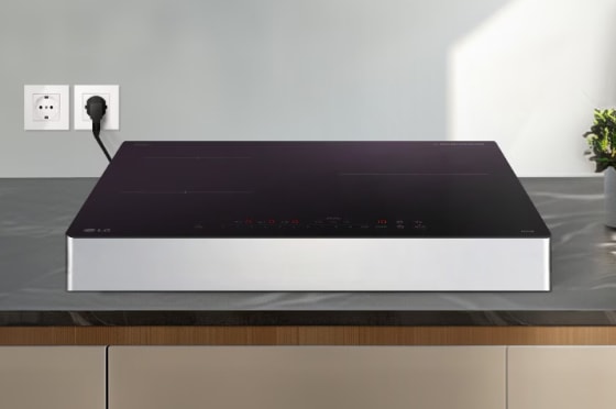 주방에 설치된 전기레인지가 보이며, 옆에는 두 개의 장식용 화병이 놓여 있습니다.