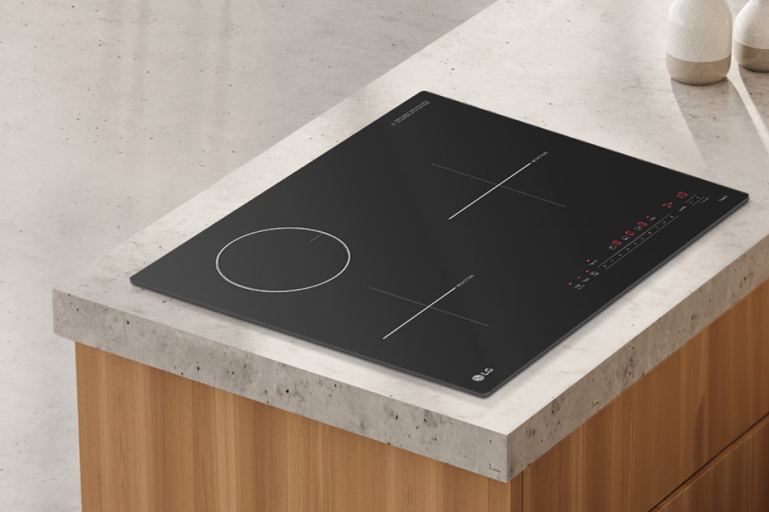 주방에 설치된 전기레인지가 보이며, 옆에는 두 개의 장식용 화병이 놓여 있습니다.