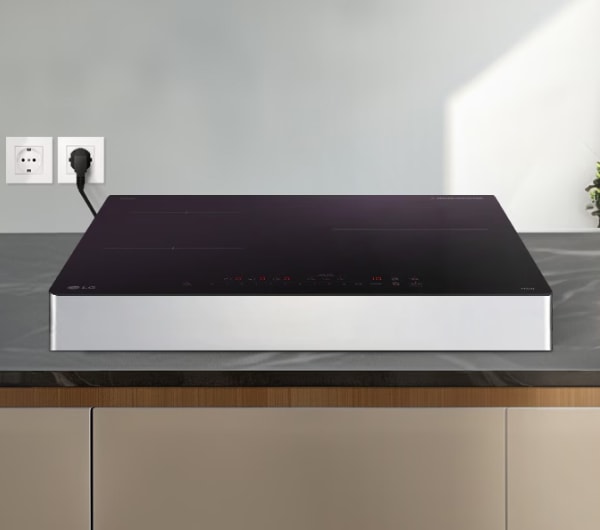 주방에 설치된 전기레인지가 보이며, 옆에는 두 개의 장식용 화병이 놓여 있습니다.