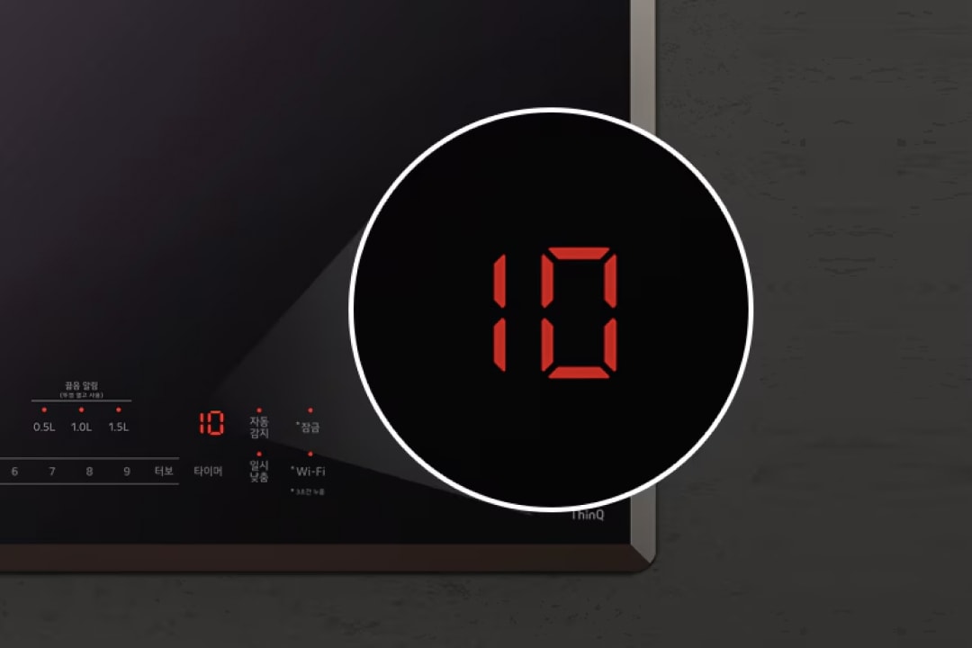 검은색 배경의 전자 기기 패널이 보이며, 빨간색 숫자 10이 표시되어 있습니다. 패널에는 강물 양념, 자동 감지, 타이머, 임시 보증, Wi-Fi, ThinQ 등의 텍스트가 있으며, 다양한 설정 버튼이 있습니다.
                            