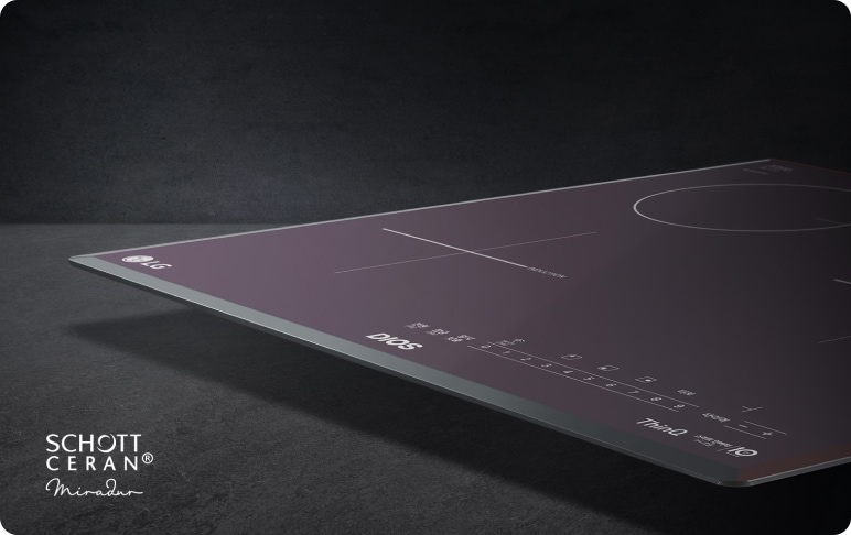 어두운 배경 위에 세라믹 소재의 인덕션 레인지가 놓여 있습니다. 제품 표면에는 LG 로고와 DIOS, ThinQ라는 문구가 보입니다. 조작 패널에는 다양한 아이콘과 숫자가 배열되어 있으며, SCHOTT CERAN Miradur라는 글자가 있습니다.