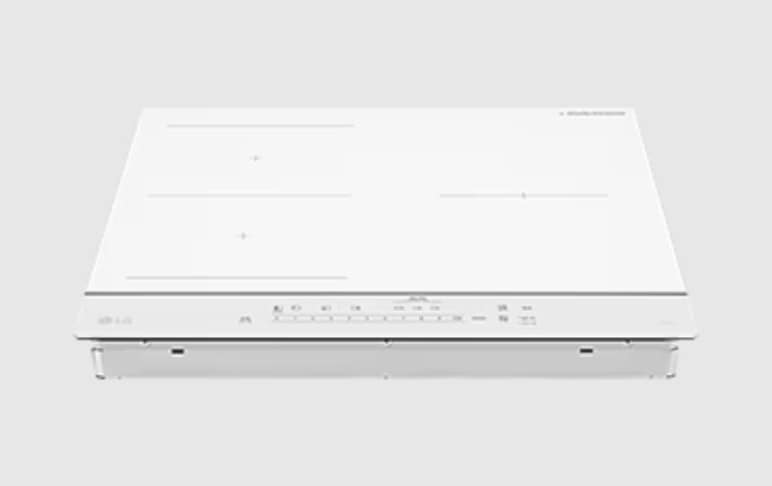 화이트 색상의 인덕션이 단독으로 배경 앞에 놓여 있으며, 상판에는 직선 형태의 조리 구역 표시와 전원, 화력, 타이머 등 조작을 위한 터치 아이콘이 깔끔하게 정렬되어 있습니다. 전체적으로 심플하고 미니멀한 디자인이 강조된 제품 정면 이미지입니다.