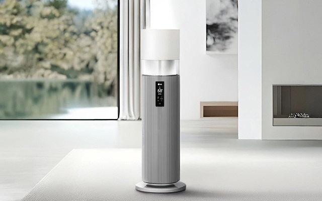 모던한 거실에 정수 가습기 하이드로타워가 위치해 있으며, 가습기에는 현재 습도를 나타내는 디지털 디스플레이가 배치되었습니다.