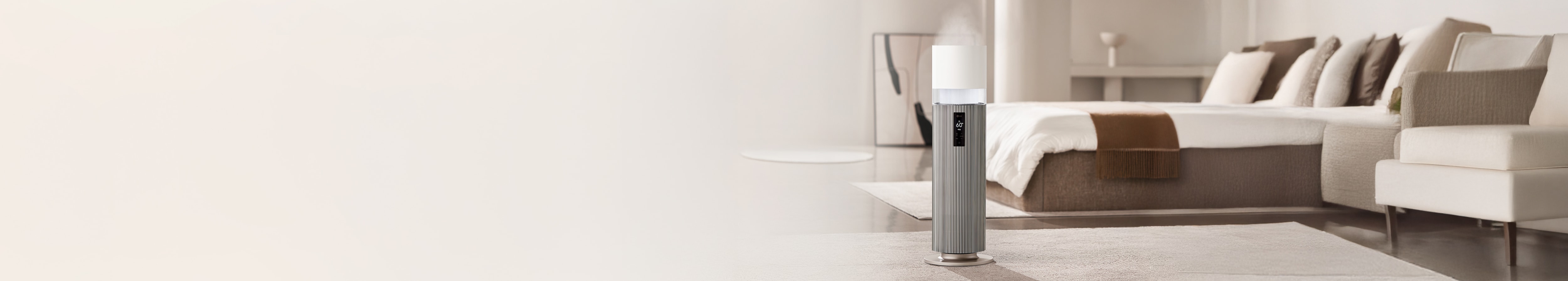 밝은색 거실에 놓인 LG 퓨리케어 하이드로타워 가습기로, 상단에서 미세한 수증기가 분사되고 있고, 전면 패널에 디지털 화면이 표시되어 있습니다. 배경에는 벽난로와 장작 더미, 흰색 소파와 쿠션, 세로 줄무늬 나무 벽면이 보입니다.