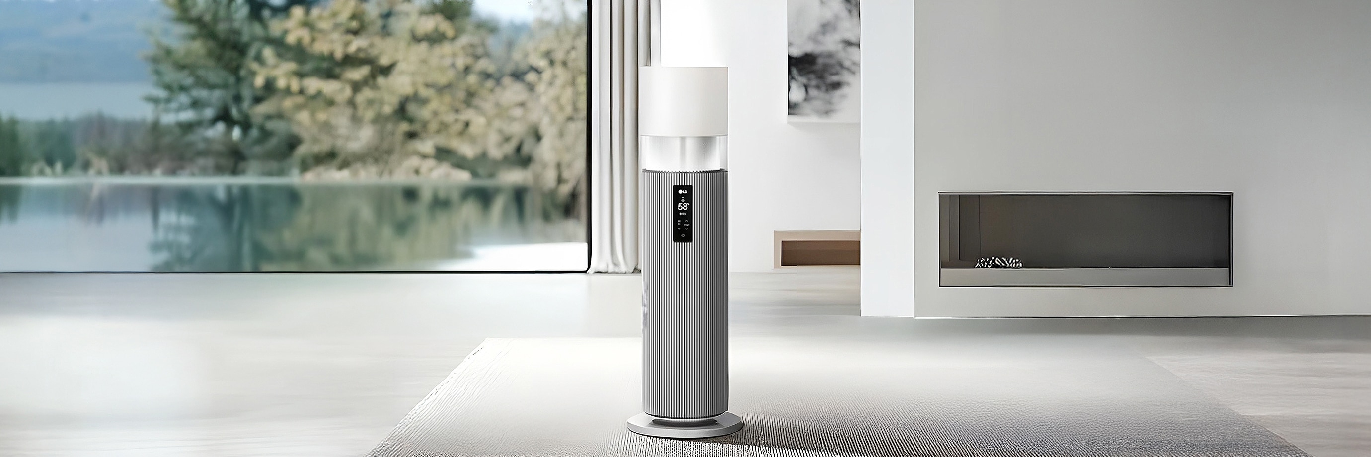 모던한 거실에 정수 가습기 하이드로타워가 위치해 있으며, 가습기에는 현재 습도를 나타내는 디지털 디스플레이가 배치되었습니다.