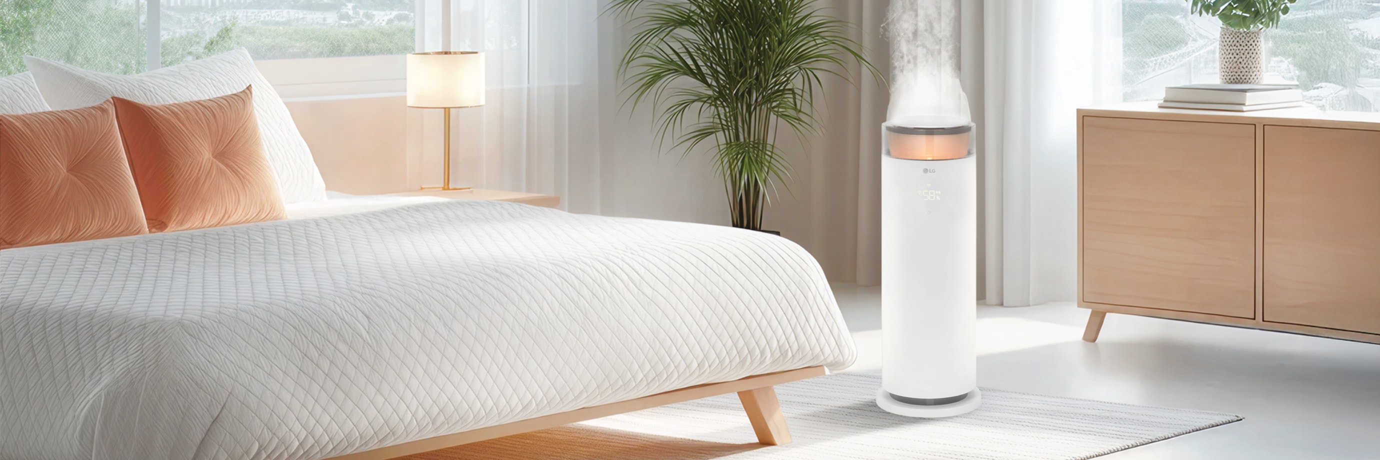 침실에 배치된 LG 퓨리케어 오브제컬렉션 하이드로에센셜 제품이 있으며, 포근 가습 모드가 켜져 있고 수증기가 나오고 있습니다. 창문으로 자연광이 들어오며 녹색 식물이 놓여 있고, 침대는 흰색 침구와 주황색 쿠션으로 꾸며져 있습니다. 작은 탁자와 램프가 보이며, 나무 서랍장 위에 화분이 놓여 있습니다.
