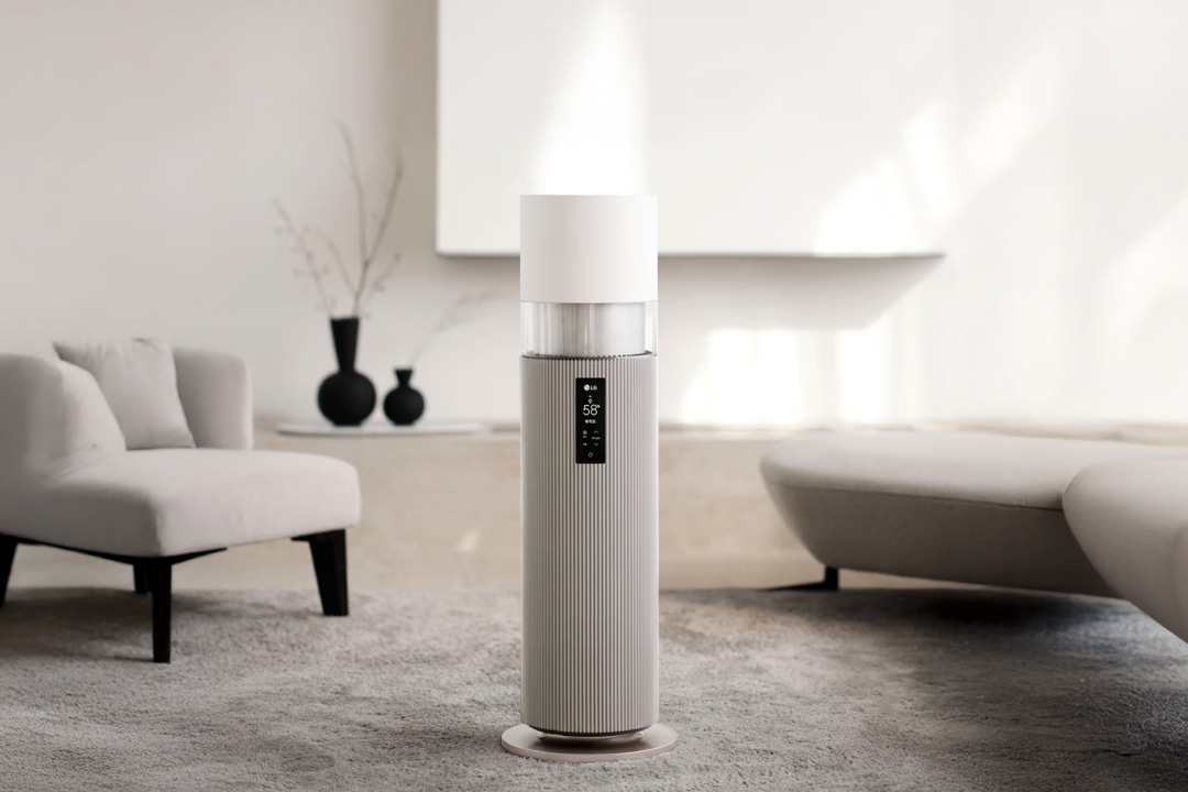 현대적인 침실 환경에 있는 LG 퓨리케어 하이드로타워 가습기로, 상단에서 미세한 수증기가 분사되고 있습니다.