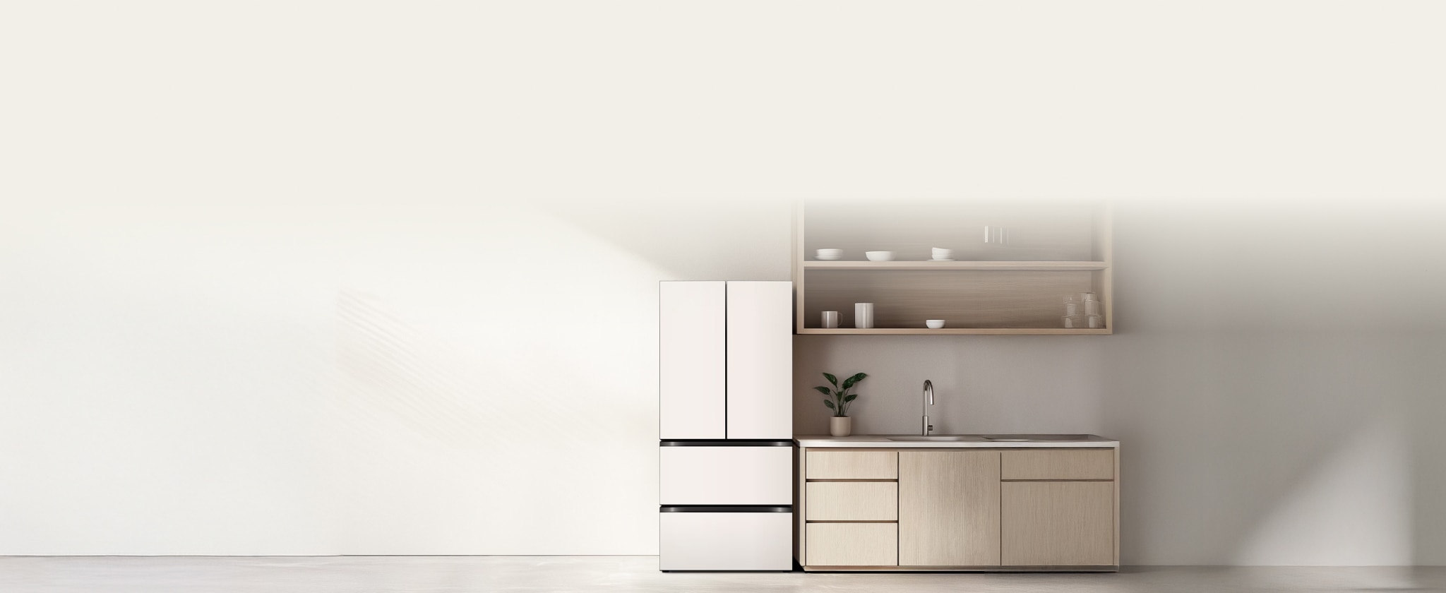 밝은 배경에 김치냉장고가 놓여 있고, 그 오른쪽에는 작은 화분이 있는 연한 원목 싱크대가 배치되어 있습니다. 싱크대 위에는 스테인리스 수전이 있으며, 그 위 벽면에는 오픈 선반이 설치되어 흰색 식기류와 유리컵이 정리되어 있습니다.