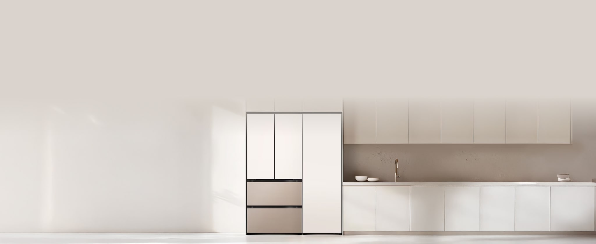 부드러운 베이지 톤과 화이트가 조화를 이루는 미니멀한 주방 공간으로, 왼쪽에는 매트 화이트 도어와 메탈릭 베이지 서랍이 조합된 빌트인 김치냉장고가 설치되어 있습니다. 오른쪽에는 동일한 톤의 하부장과 상부장이 일체감 있게 구성되어 있으며, 조리대 위에는 화이트 그릇이 간결하게 배치되어 있습니다.