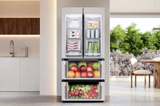 프렌치도어 스타일의 김치냉장고가 정면으로 열린 모습으로, 상단에는 유제품, 음료, 가공식품, 채소 등이 카테고리별로 정리되어 있습니다. 중간 서랍에는 사과, 오렌지, 망고 등 과일류가, 하단 서랍에는 당근, 오이, 고추, 파프리카 등 신선한 채소들이 가득 담겨 있습니다.