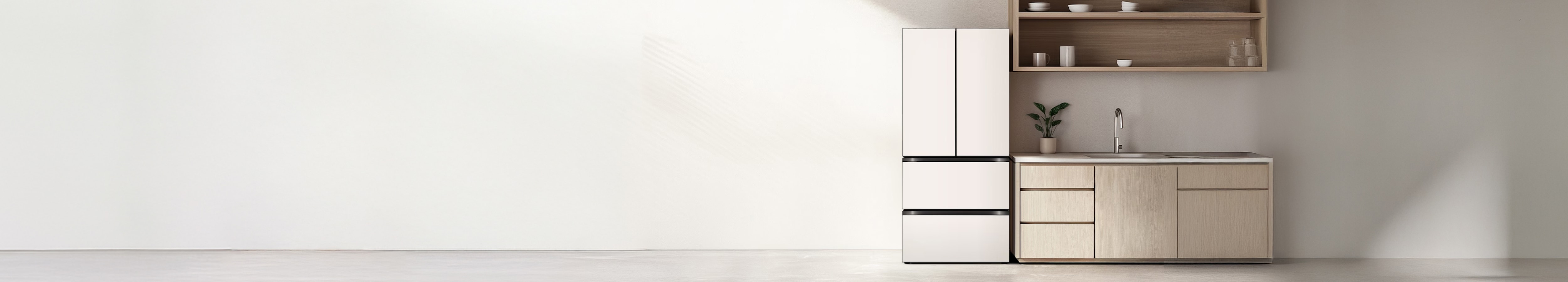 밝은 배경에 김치냉장고가 놓여 있고, 그 오른쪽에는 작은 화분이 있는 연한 원목 싱크대가 배치되어 있습니다. 싱크대 위에는 스테인리스 수전이 있으며, 그 위 벽면에는 오픈 선반이 설치되어 흰색 식기류와 유리컵이 정리되어 있습니다.