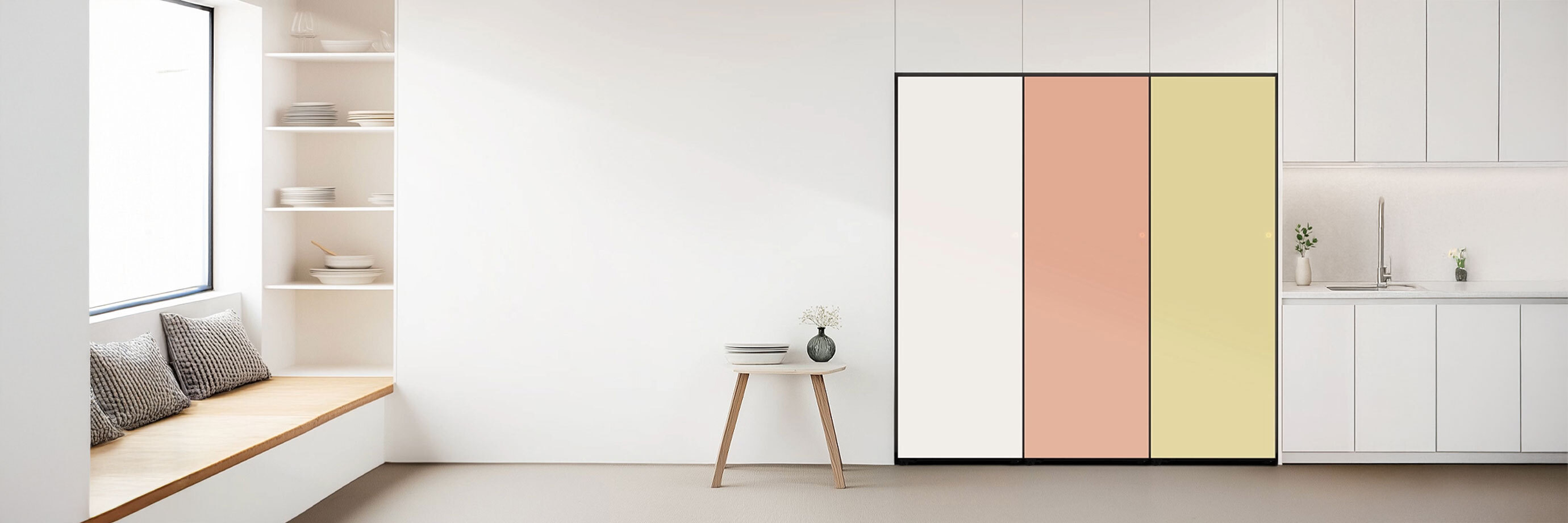 부드러운 베이지 톤과 화이트가 조화를 이루는 미니멀한 주방 공간으로, 중앙에는 매트 화이트와 메탈릭 베이지 컬러가 어우러진 빌트인 김치냉장고가 설치되어 있습니다. 왼쪽에는 대형 창과 초록 식물 화분이 자연 채광과 생기를 더하며, 오른쪽에는 베이지 수납장과 스테인리스 싱크대, 간결한 그릇들이 정돈되어 있어 전체적으로 세련되고 조화로운 분위기를 연출합니다.