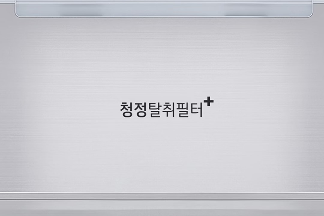 스테인리스 질감의 배경 중앙에 ‘청정탈취필터+’라는 문구가 검정색 한글 텍스트로 표시되어 있으며, 오른쪽 상단에는 플러스(+) 기호가 강조되어 있습니다.