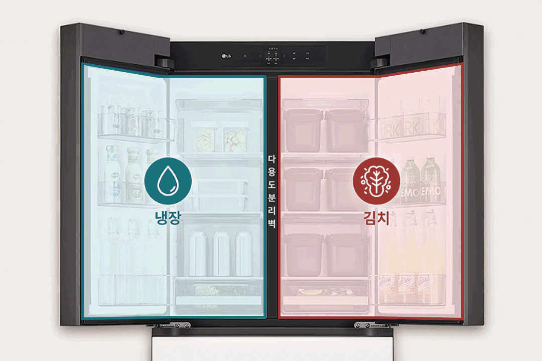 프렌치도어 스타일의 냉장고가 정면으로 열려 있으며, 내부에는 음료, 유제품, 과자, 채소, 도시락 등 다양한 식재료가 카테고리별로 정돈되어 있습니다. 중앙에는 파란색 계열의 ‘다용도 분리벽’이 적용되어 좌우 공간을 효율적으로 구분하고, 투명 선반과 도어 포켓에는 물병과 음료가 깔끔하게 진열되어 있습니다. 하단 서랍에는 채소와 과일이 신선하게 보관되어 정리된 수납과 분리 보관의 기능성을 강조합니다.