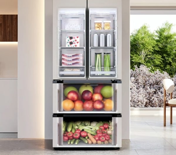 프렌치도어 스타일의 김치냉장고가 정면으로 열린 모습으로, 상단에는 유제품, 음료, 가공식품, 채소 등이 카테고리별로 정리되어 있습니다. 중간 서랍에는 사과, 오렌지, 망고 등 과일류가, 하단 서랍에는 당근, 오이, 고추, 파프리카 등 신선한 채소들이 가득 담겨 있습니다.