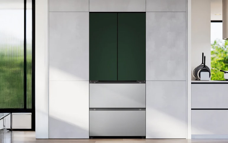 딥 그린 도어와 메탈 실버 서랍이 조합된 프렌치도어 스타일의 김치냉장고가 모던한 주방 공간에 빌트인 형태로 설치되어 있습니다. 주변 가구와 매끄럽게 어우러지는 일체형 디자인으로, 심플하면서도 고급스러운 분위기를 연출합니다.