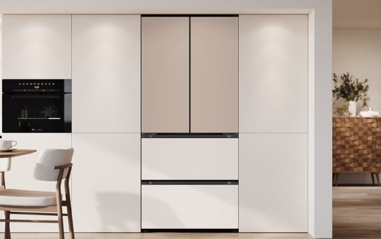 따뜻한 베이지 톤의 프렌치도어 김치냉장고가 주방 수납장과 조화를 이루며 빌트인 형태로 설치되어 있습니다. 상단은 베이지, 하단은 화이트로 구성된 투톤 도어가 세련된 색상 대비를 이루며, 주변 가구와 통일된 디자인으로 깔끔하고 고급스러운 분위기를 연출합니다.