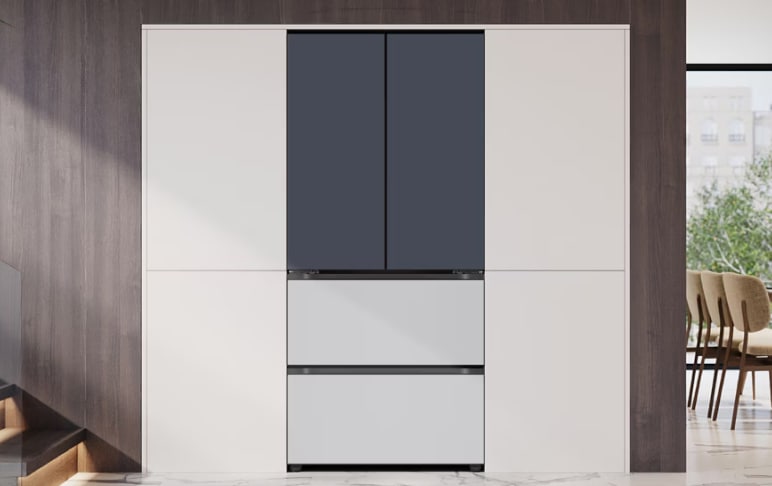 차콜 네이비와 실버 컬러가 조합된 프렌치도어 스타일의 김치냉장고가 모던한 주방에 빌트인 형태로 설치되어 있습니다. 상단은 짙은 네이비, 하단은 메탈 실버 톤의 투톤 도어로 구성되어 고급스럽고 세련된 분위기를 자아내며, 화이트 수납장과 짙은 우드 마감 벽면과 조화를 이루어 감각적인 인테리어를 완성합니다.