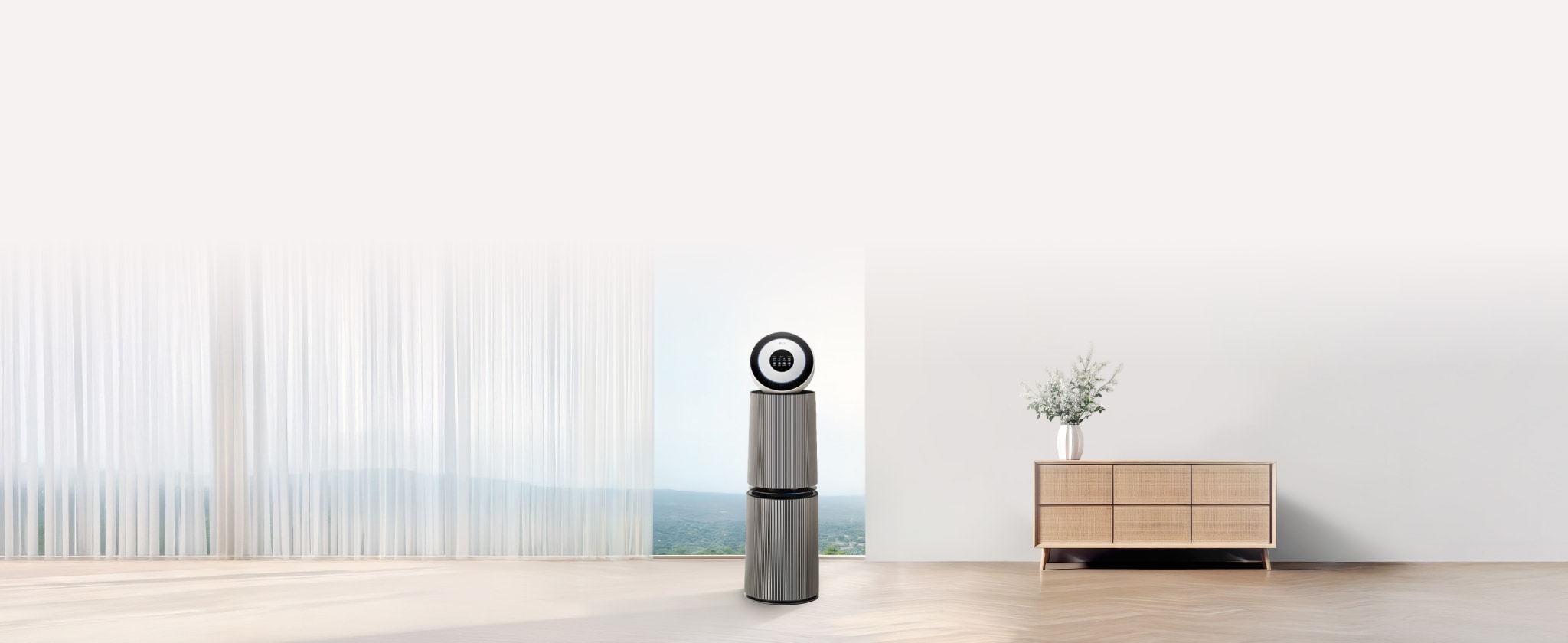 밝은 대리석 바닥에 LG 퓨리케어 AI 오브제컬렉션 360˚ 공기청정기가 놓여 있으며, 배경에는 흰색 벽과 창문이 있고, 창밖으로는 흐릿한 녹색 풍경이 보입니다. 공기청정기는 원통형 디자인으로 하단과 중간 부분이 세로 줄무늬가 있는 회색톤이며, 상단은 흰색 원형 패널과 검은색 테두리, 작은 디스플레이 화면으로 구성되어 있습니다.