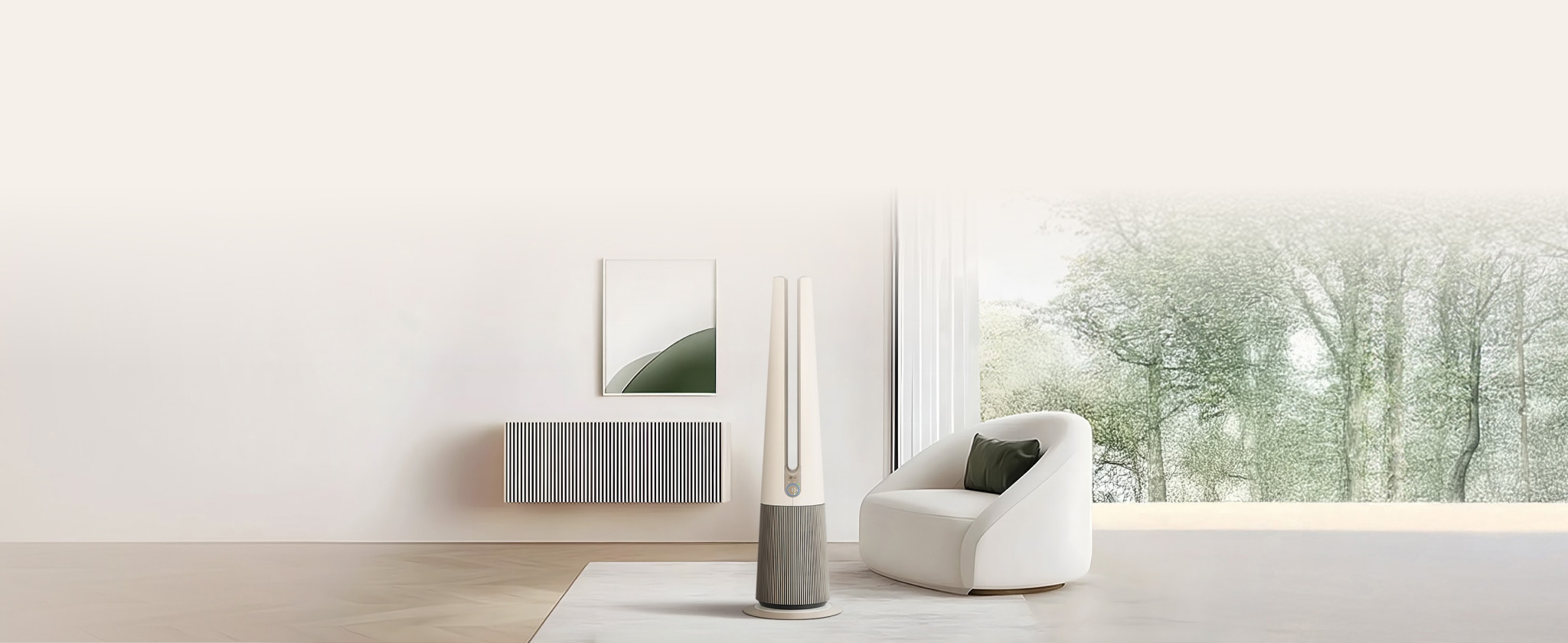 흰색 벽면을 배경으로, 우측에는 LG 퓨리케어 오브제컬렉션 에어로타워 Hit 모델의 공기청정기가 배치되어 있고, 좌측 벽에는 추상적인 녹색 그림과 검은색 세로 줄무늬의 직사각형 장식물이 걸려 있습니다. 공기청정기 옆에는 크림색 의자가 있고, 밝은 갈색 나무 바닥에는 크림색 러그가 깔려 있습니다.
