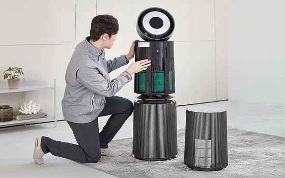 공기청정기 케어 서비스로 전문가가 직접 방문해 제품을 분해하고, 내부 팬부터 필터까지 세척 및 점검해주며 세심하게 관리해주는 모습입니다.