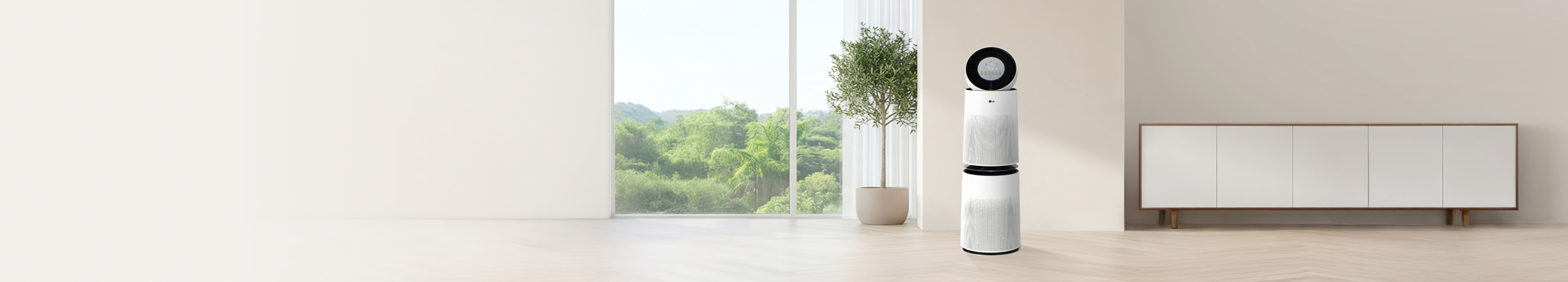 밝은 거실 공간에 놓인 LG 퓨리케어 AI 360˚ 공기청정기 플러스의 모습입니다. 공기청정기는 검은색 원형 상단부와 흰색 원통형 몸체 두 개로 구성되어 있으며, 현대적이고 세련된 디자인을 강조합니다.
