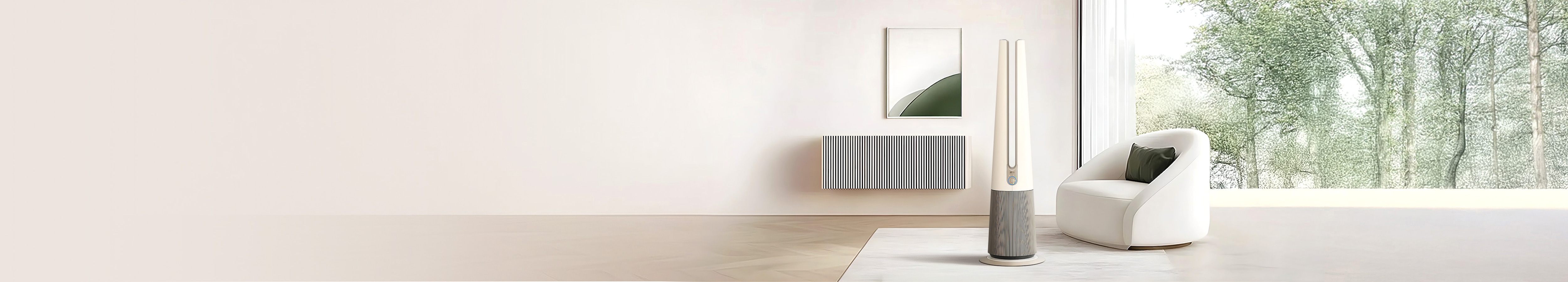 흰색 벽면을 배경으로, 우측에는 LG 퓨리케어 오브제컬렉션 에어로타워 Hit 모델의 공기청정기가 배치되어 있고, 좌측 벽에는 추상적인 녹색 그림과 검은색 세로 줄무늬의 직사각형 장식물이 걸려 있습니다. 공기청정기 옆에는 크림색 의자가 있고, 밝은 갈색 나무 바닥에는 크림색 러그가 깔려 있습니다.