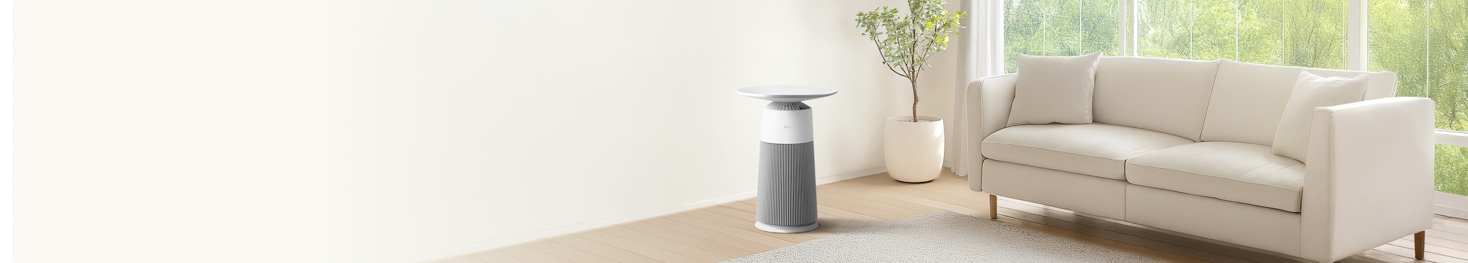 하얀 배경의 거실 환경에 LG 퓨리케어 AI 오브제컬렉션 에어로퍼니처 제품이 배치되어 있습니다. 공기청정기 원통형 본체는 수직으로 배열된 얇은 회색 선으로 디자인이 되어 있으며, 상단에는 흰색 원형 테이블이 결합되어 있습니다. 바닥에는 흰색과 파란색이 조합된 디자인의 러그가 있습니다.