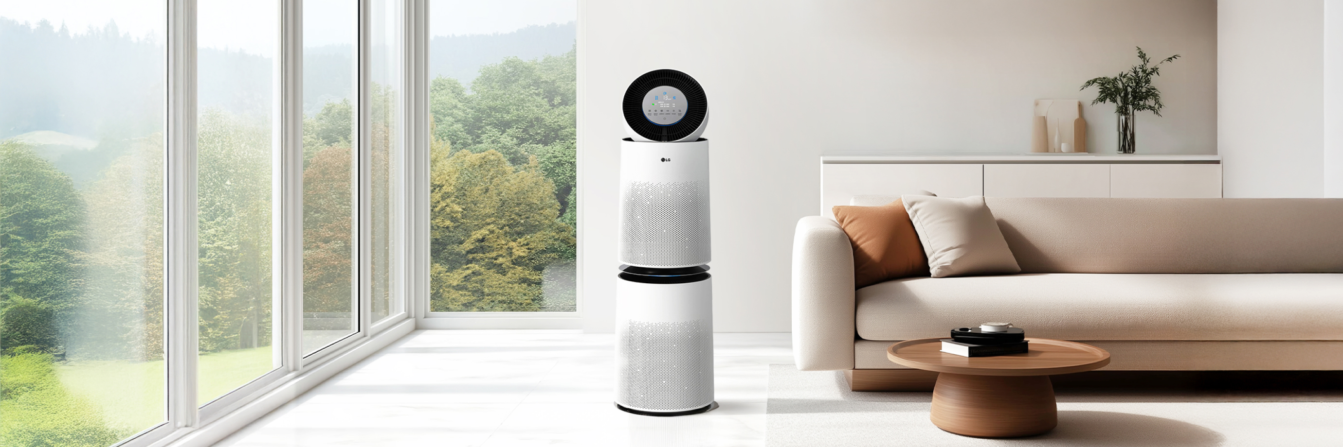 따뜻한 톤의 거실 공간에 공기청정기가 배치되어 있습니다. 화이트 컬러와 미세한 패턴이 조화를 이루는 본체 디자인이 모던한 분위기를 연출하며, 옆에는 베이지 톤의 소파와 라운드 테이블, 러그가 어우러져 아늑하고 편안한 공간감을 자아냅니다.