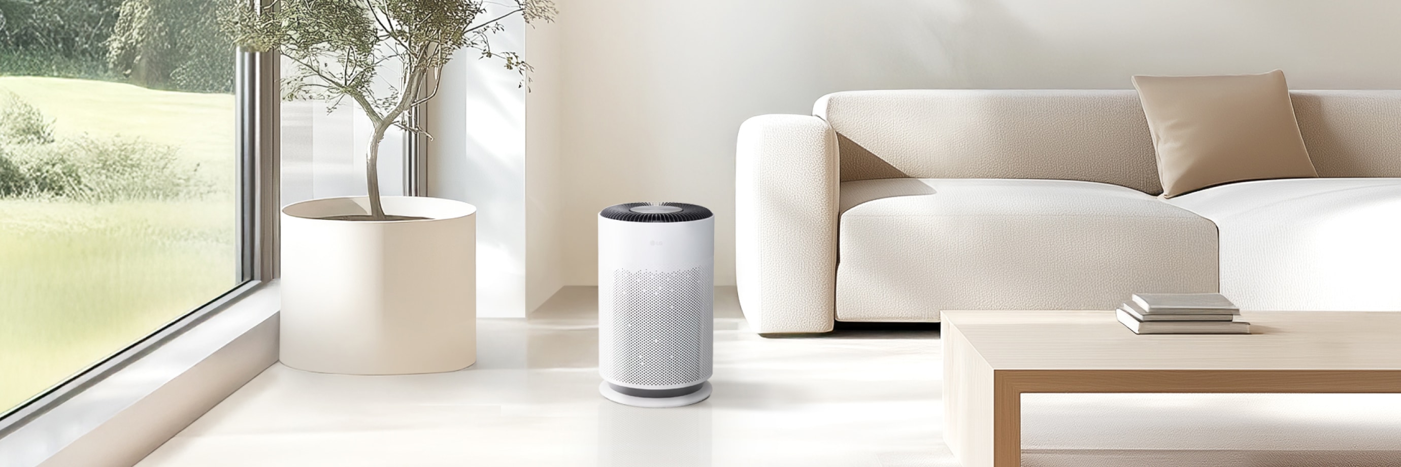 깔끔하고 따뜻한 분위기의 실내 공간에 화이트 컬러의 원형 공기청정기가 놓여 있습니다. 미니멀한 디자인이 인테리어에 자연스럽게 어우러지며, 옆의 메탈 프레임 수납장과 조화를 이루어 모던한 감성을 더합니다. 창문을 통해 들어오는 자연광이 공간을 부드럽게 밝혀 쾌적하고 정돈된 분위기를 연출합니다.