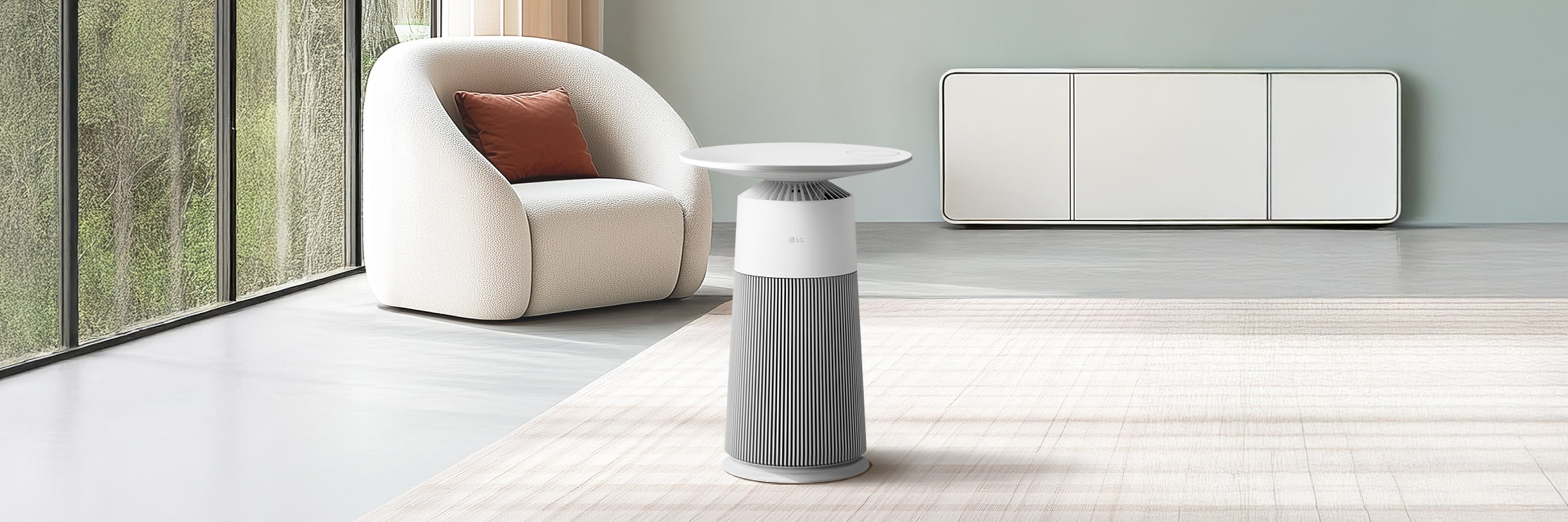 밝은 색상의 거실 배경에 흰색 1인 쇼파와 LG 퓨리케어 AI 오브제컬렉션 에어로퍼니처 제품이 배치되어 있습니다. 공기청정기는 테이블 형태의 흰색 디자인이며 바닥에 놓여져 있습니다. 뒤쪽에는 흰색 캐비닛이 위치해 있습니다.