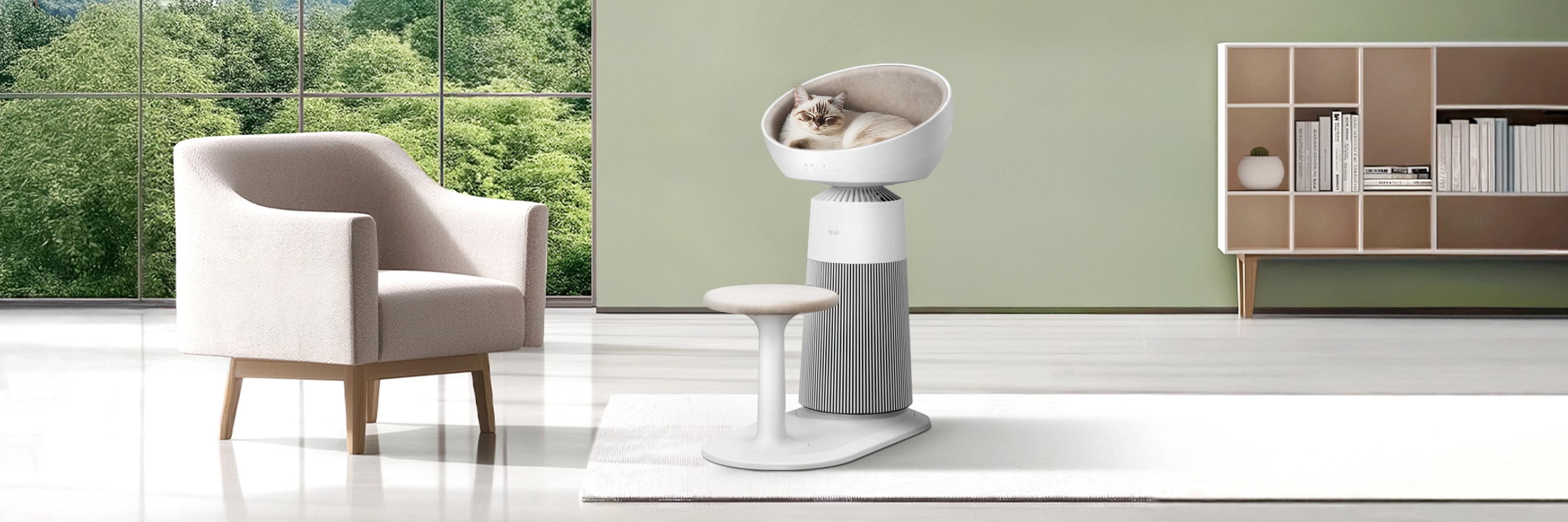 넓은 창으로 햇살이 들어오는 밝은 거실에 캣타워형 공기청정기가 놓여 있으며, 상단 쿠션 베드에는 고양이가 편안하게 누워 있습니다. 곁에는 고양이 점프용 스텝이 함께 배치되어 있어 반려동물의 휴식과 이동을 돕습니다. 전체적으로 따뜻하고 아늑한 분위기가 느껴지는 공간입니다.