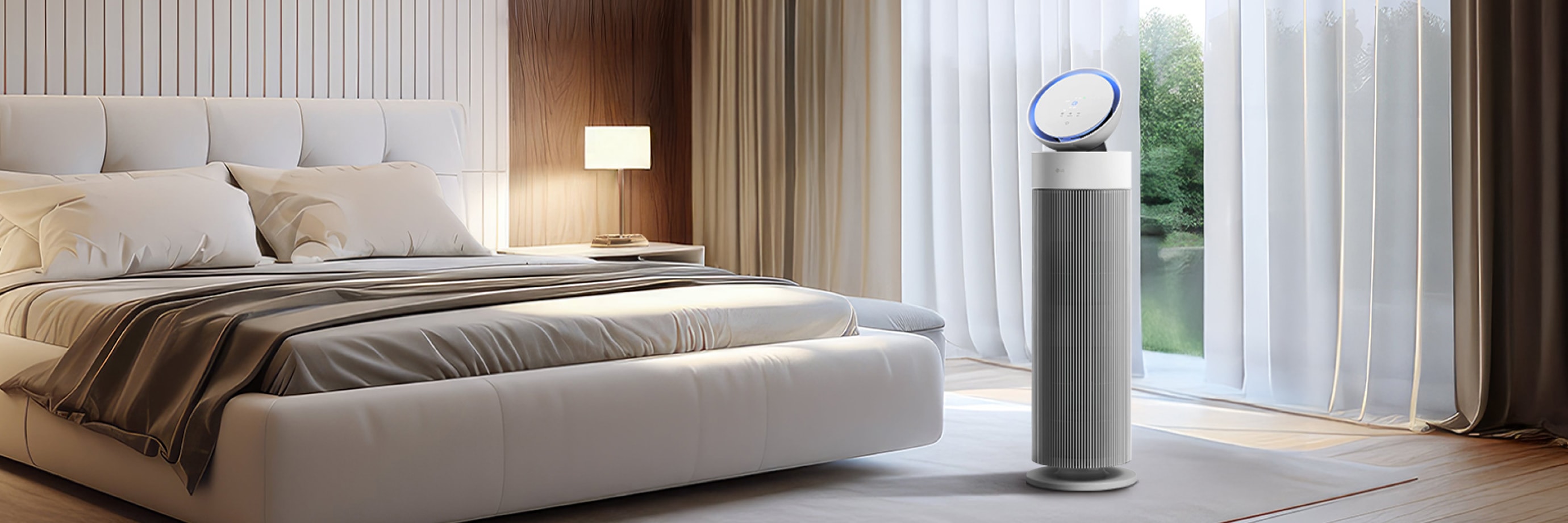 침실 환경에서 원통형 디자인의 LG 퓨리케어 오브제컬렉션 에어로부스터가 보입니다. 상단에는 원반형 디스플레이가 있고, 하단은 회색 세로 줄무늬가 있는 디자인입니다. 옆에는 흰색 침대가 놓여 있으며 뒤쪽 배경에는 질감 있는 흰색 벽면이 보입니다.