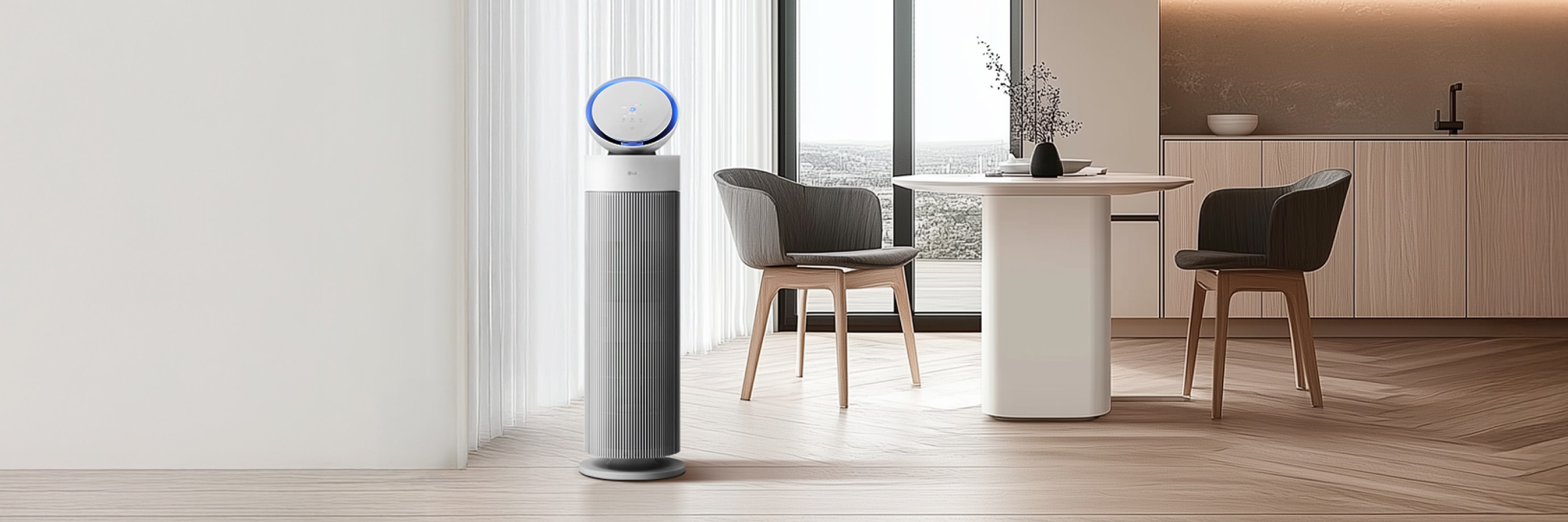 채광이 좋은 실내에 LG 퓨리케어 오브제컬렉션 에어로부스터가 놓여있습니다. 옆에는 식탁, 의자가 배치되어 있습니다. 공기 청정기는 원통형 몸체와 파란색 링 조명이 있는 원형 디스플레이로 구성되어 있으며, 식탁은 원형 상판과 기둥 모양 다리를 가지고 있고, 의자는 패브릭 소재의 등받이와 나무 다리를 가지고 있습니다.