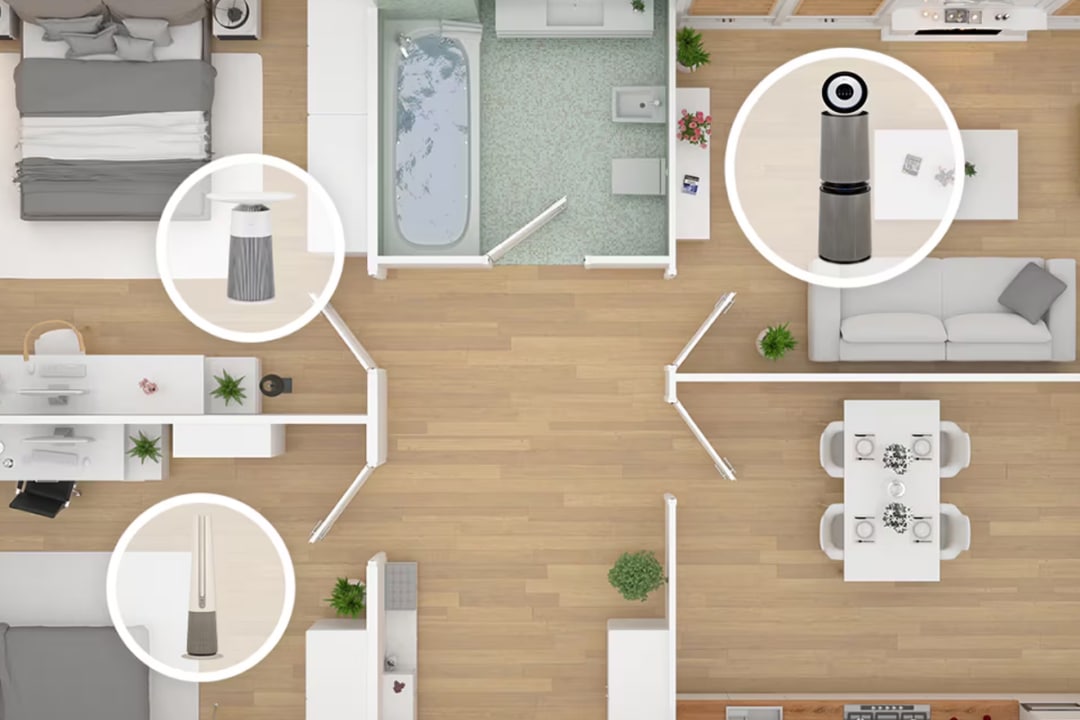 거실과 침실 등 다양한 공간에서 공기청정기를 사용하는 모습을 상공에서 본 집 구조와 함께 보여주는 이미지. 각 공간에서 추천되는 제품이 원형 강조 표시로 나타나 있음.