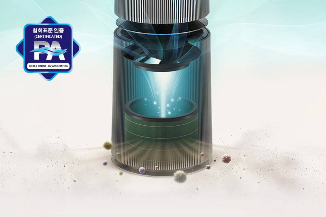 공기청정기의 내부 구조를 단면으로 표현한 이미지로, 공기 중의 먼지와 유해 입자들이 흡입되어 필터를 거쳐 정화되는 과정을 시각화하고 있습니다. 상단에는 정화된 공기가 강하게 배출되는 모습이 강조되며, 좌측 상단의 ‘협회표준 인증(KOREA OZONE·UV ASSOCIATION)’ 마크를 통해 해당 제품이 인증된 공기 정화 기능을 갖추고 있음을 나타냅니다.