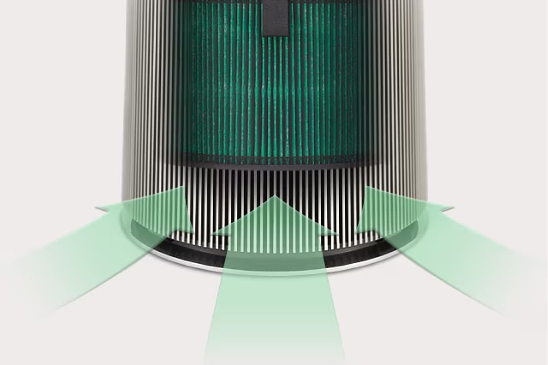 이미지는 공기청정기의 내부 구조를 보여줍니다. 중앙에 초록색 필터가 있으며, 그 주변으로 세로 줄무늬의 외관이 보입니다. 필터 아래쪽으로는 공기가 흐르는 방향을 나타내는 녹색 화살표가 있습니다. 배경은 밝은 색상입니다.