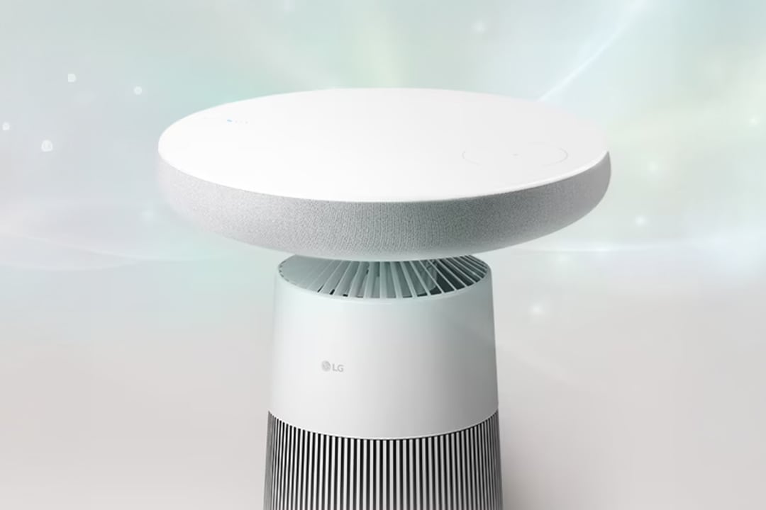 원형 디스플레이를 갖춘 공기청정기의 상단 패널이 빛나며, 공기질 정보와 작동 상태를 직관적으로 확인할 수 있는 디자인이 강조된 이미지입니다.