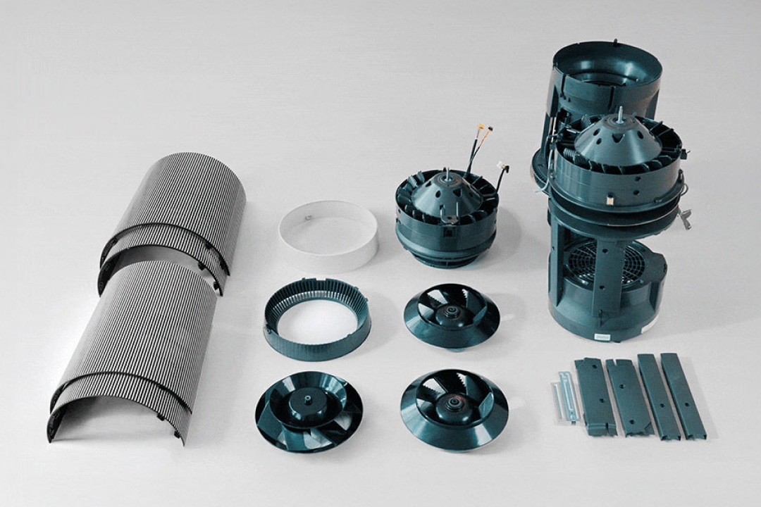 공기청정기의 내부 구조와 부품이 모두 분해되어 배열된 모습으로, 제품의 정교한 설계와 부품 구성의 완성도를 시각적으로 보여줍니다. 외관 커버부터 필터, 팬, 모터 유닛까지 각 부품이 체계적으로 나열되어 있어, 유지 보수의 용이성과 부품별 관리 가능성을 강조합니다.