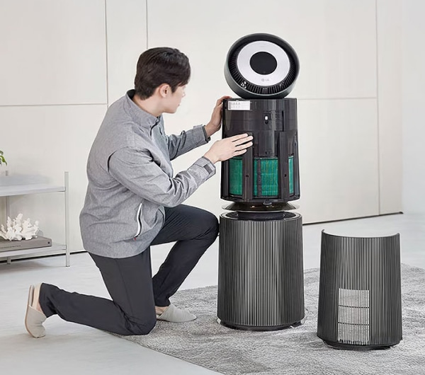 공기청정기 케어 서비스로 전문가가 직접 방문해 제품을 분해하고, 내부 팬부터 필터까지 세척 및 점검해주며 세심하게 관리해주는 모습입니다.