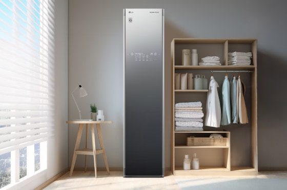 따듯한 인테리어 공간에 3벌용 스타일러가 놓여져있습니다.