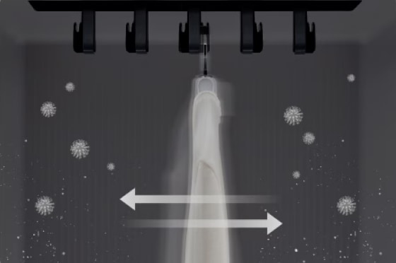 스타일러 내부에 흰 셔츠가 걸려있습니다. 좌우로 움직이는 듯한 모습과 화살표, 세균과 먼지가 사라지는 듯한 효과가 함께 보여집니다.