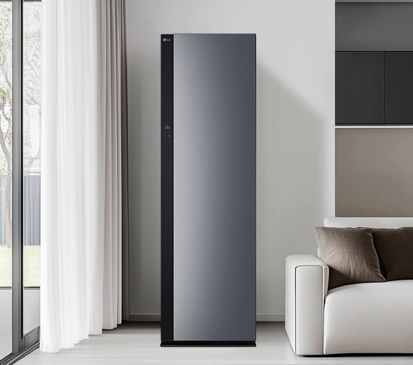 모던한 인테리어 공간에 5벌용 스타일러가 놓여져있습니다.