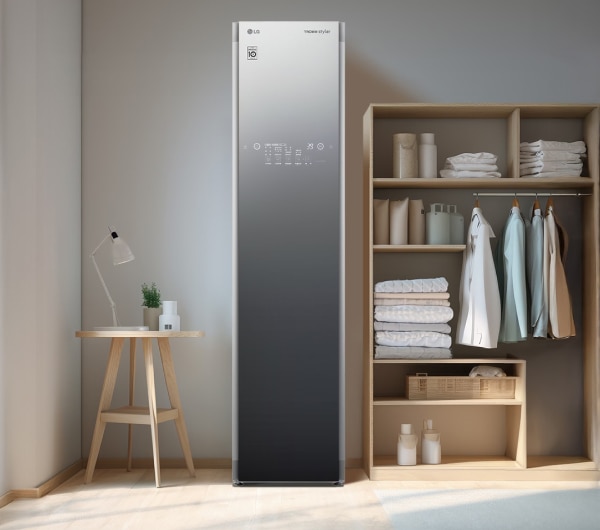 따듯한 인테리어 공간에 3벌용 스타일러가 놓여져있습니다.